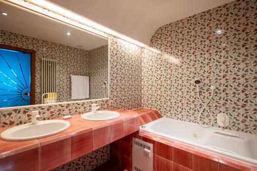 room detail thumbnail 2