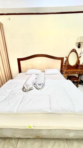 1 queen bed, 1 twin bed