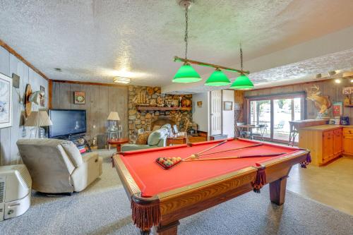 Smith Mountain Lake Retreat with Private Beach! in Huddleston, USA