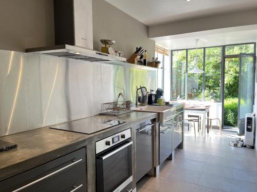 virtuve, L'Oasis Familiale - Piscine - Parking - 10 pers in Domfront-en-Champagne