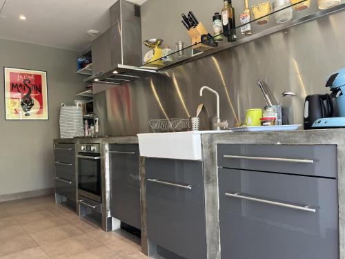 virtuve, L'Oasis Familiale - Piscine - Parking - 10 pers in Domfront-en-Champagne