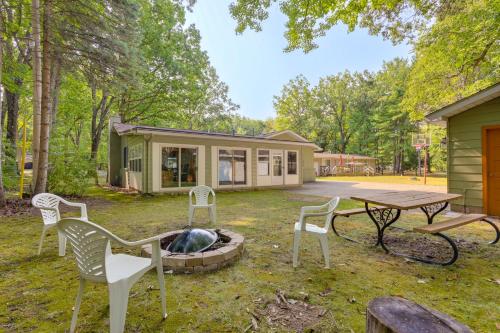 Houghton Lake Cottage Escape w/ Patio! in Houghton Lake (MI)