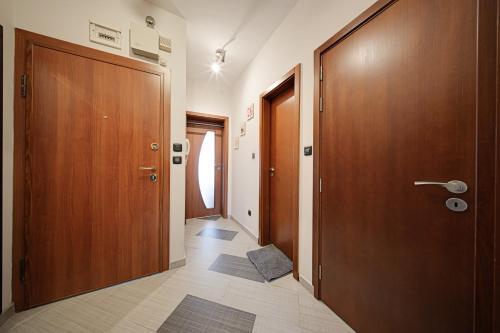 SouthPark Luxe - Free Underground Parking - Metro, София (фото 6)