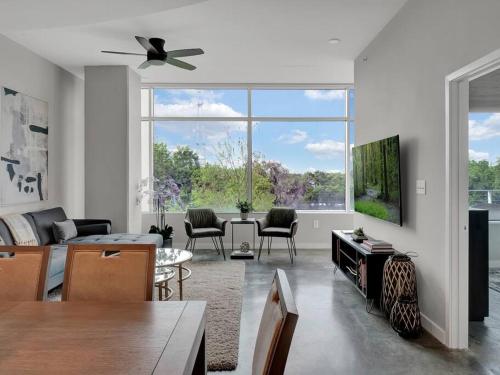 Lake Eola Thornton Park Modern 2Bed 2Bath Secure Parking in Orlando, USA