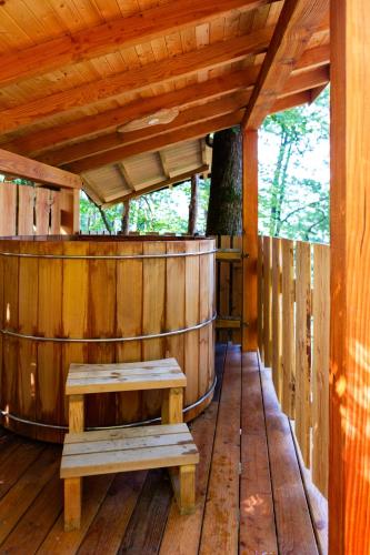 Gyógyfürdő, La Cabane dans les arbres du Domaine de la Forestière (La Cabane dans les arbres du Domaine de la Forestiere) in Saint-Louis (Lotaringia)