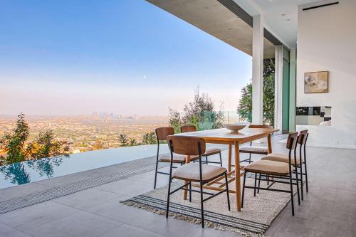 Luxurious Hillside Villa with Infinity Pool&Views in Los Angeles, USA