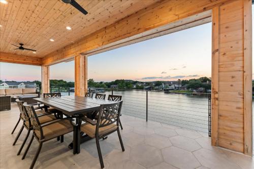 Lake RetreatSleeps 19-3 KING SuitesPoolHotTub in Granite Shoals (TX)
