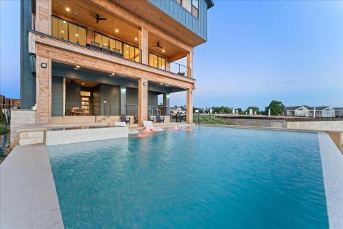 Lake RetreatSleeps 19-3 KING SuitesPoolHotTub in Granite Shoals (TX)