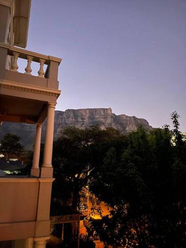 Art Deco apartment in Cape Town - Tap to explore photos