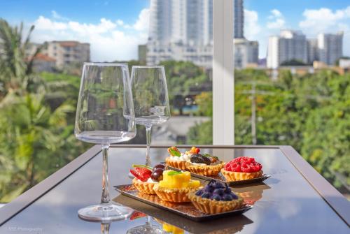 Lux 3BR City-View Retreat in Hollywood, 5th Floor in Hollywood, USA