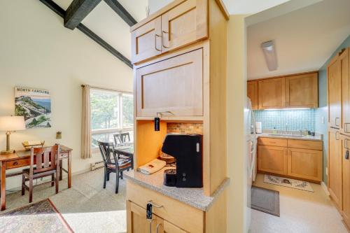 Slope-Side Sugar Mountain Retreat half Mi to Resort in Sugar Mountain, USA