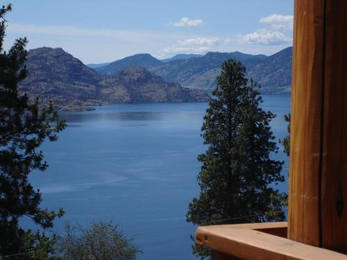 PineWood Guesthouse in Peachland, Canada