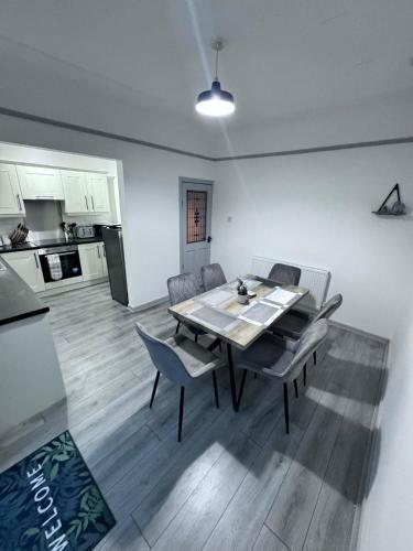 bucătărie, Modern Retreat Your Birkenhead Heaven, A Peaceful Getaway in Birkenhead