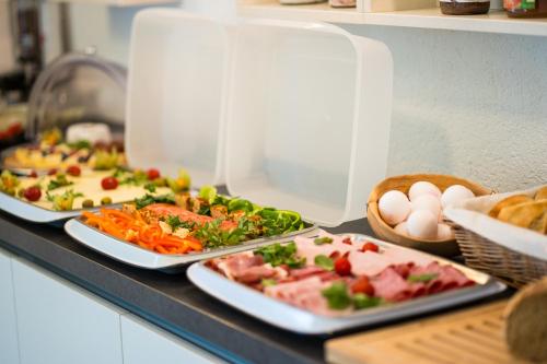餐飲選擇, B&B Outlet Hotel - Metzingen - Bad Urach - Free Parking in 埃爾姆斯河畔代廷根