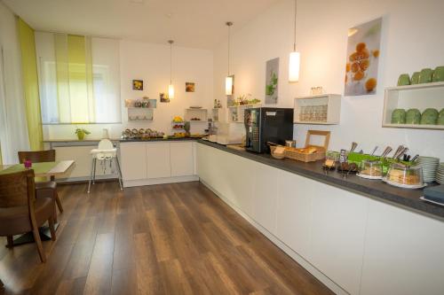 餐飲選擇, B&B Outlet Hotel - Metzingen - Bad Urach - Free Parking in 埃爾姆斯河畔代廷根