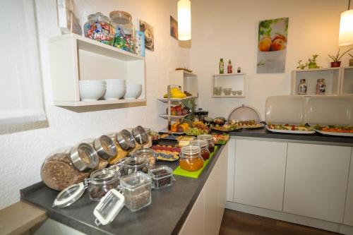 B&B Outlet Hotel - Metzingen - Bad Urach - Free Parking - 식음료(F&B)