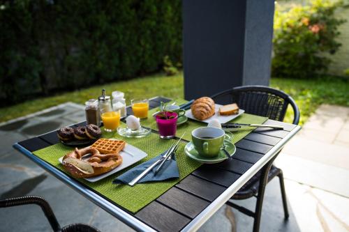B&B Outlet Hotel - Metzingen - Bad Urach - Free Parking - 식음료(F&B)