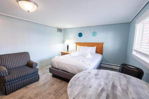 Deluxe Two Queen Room with Partition