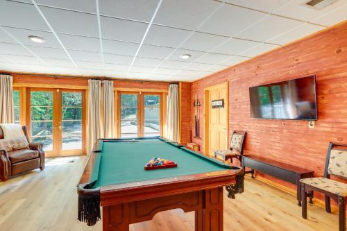 Hot Tub, Decks and Creek Access McCaysville Cabin! in McCaysville, USA