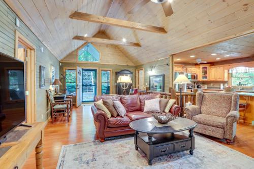 Hot Tub, Decks and Creek Access McCaysville Cabin! in McCaysville, USA