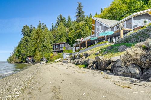 Bayfront Home w/ Private Beach in Poulsbo! in Lofall (WA)