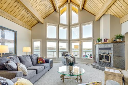 Bayfront Home w/ Private Beach in Poulsbo! in Lofall (WA)