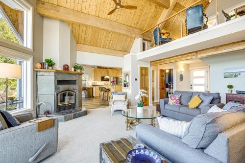 Bayfront Home w/ Private Beach in Poulsbo! in Lofall (WA)