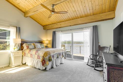 Bayfront Home w/ Private Beach in Poulsbo! in Lofall (WA)