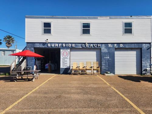 Surf Station Bunkhouse in Surfside Beach, USA