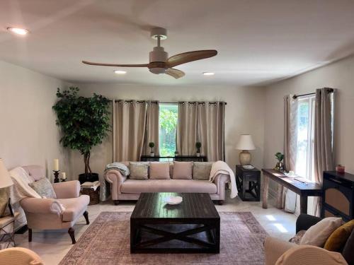 Spacious 5 Bedroom with Hot Tub & PRIVATE BACKYARD in Lombard, Vereinigte Staaten von Amerika