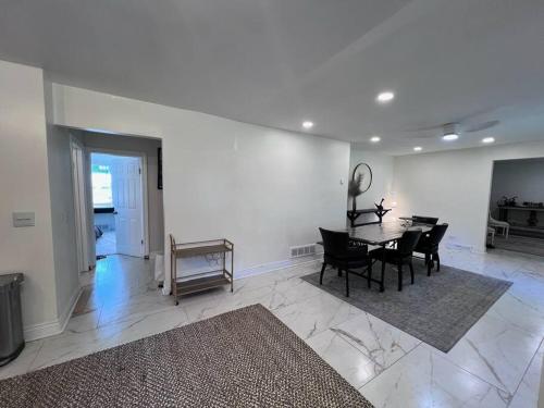 Spacious 5 Bedroom with Hot Tub & PRIVATE BACKYARD in Lombard, USA