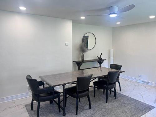 Spacious 5 Bedroom with Hot Tub & PRIVATE BACKYARD in Lombard, USA