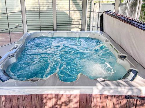 Spacious 5 Bedroom with Hot Tub & PRIVATE BACKYARD in Lombard, USA