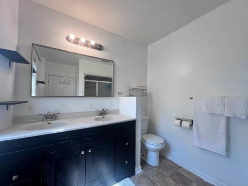 Spacious 5 Bedroom with Hot Tub & PRIVATE BACKYARD in Lombard, USA
