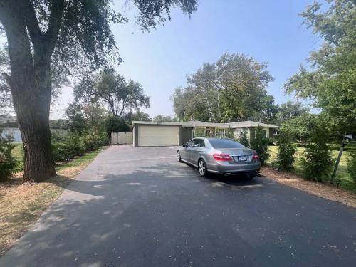 Spacious 5 Bedroom with Hot Tub & PRIVATE BACKYARD in Lombard, USA