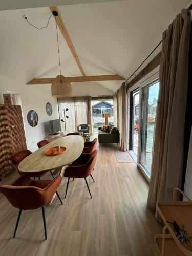 La Casita, Luxe Chalet Aan Het Water met Airco in Dongeradeel