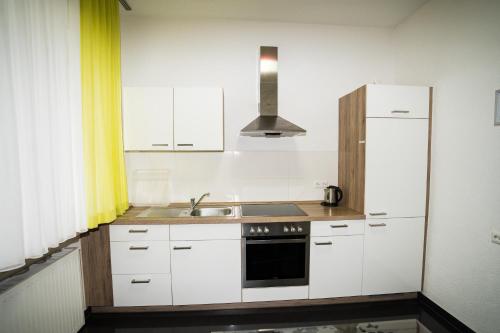 B&B Outlet Hotel - Metzingen - Bad Urach - Free Parking - 주방