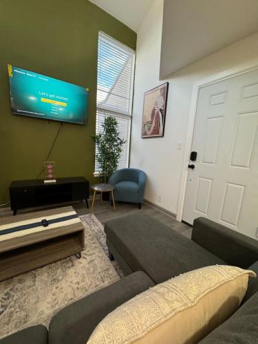DT Dallas l 2BD COZY ABODE l 5 Min from Love Field in Dallas, USA
