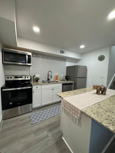 DT Dallas l 2BD COZY ABODE l 5 Min from Love Field in Dallas, USA