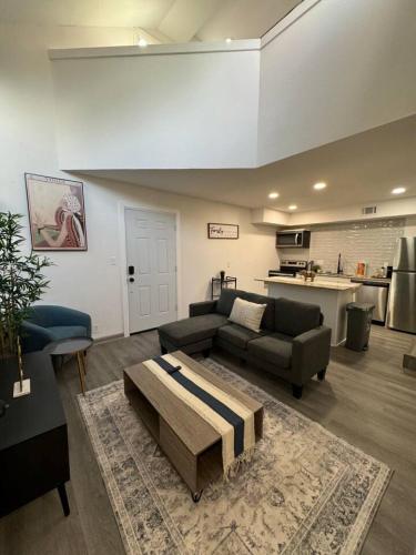 DT Dallas l 2BD COZY ABODE l 5 Min from Love Field in Dallas, USA