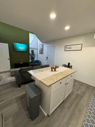 DT Dallas l 2BD COZY ABODE l 5 Min from Love Field in Dallas, USA