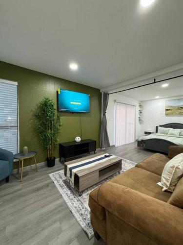 DOWNTOWN Dallas BOHO CITY GEM 5 Min from Love Field 1BD in Dallas, USA