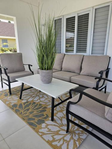 Choose To Be Happy at The Crest Richmond Estates Villa #984 3-BR w Pool in Plantation Village