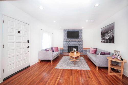 Chic Staylish 2-Bedroom 1-Bathroom By Santa Monica & UCLA Area in Los Angeles, USA