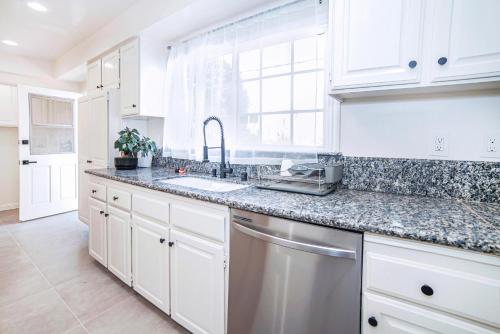 Chic Staylish 2-Bedroom 1-Bathroom By Santa Monica & UCLA Area, Los Angeles (fotografie 7)