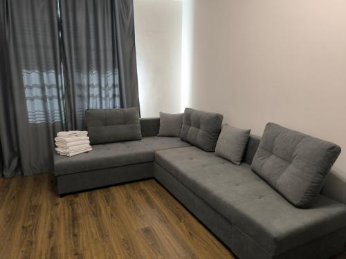 1 queen bed, 1 twin bed, 2 sofa beds