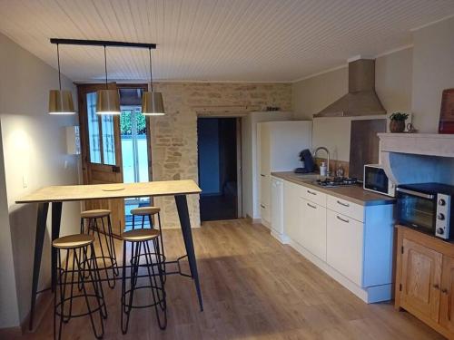 Petite maison en pierre au calme avec extérieur gîte à louer Montbellet