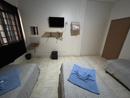 Economy Triple Room with Shared Bathroom image 3