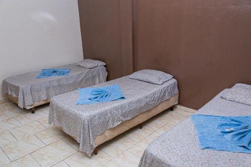 Economy Triple Room with Shared Bathroom image 1