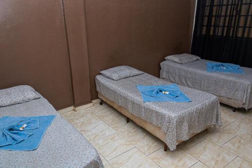 Economy Triple Room with Shared Bathroom image 2